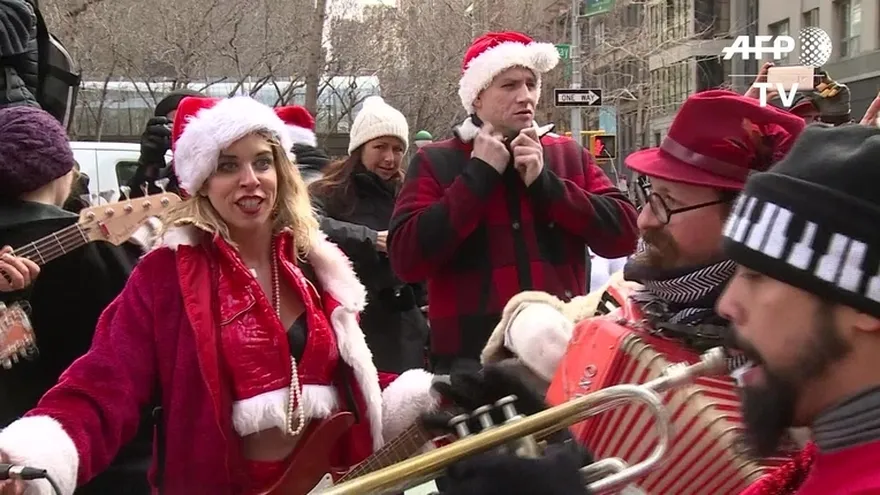 Santa toma las calles de Londres y Nueva York