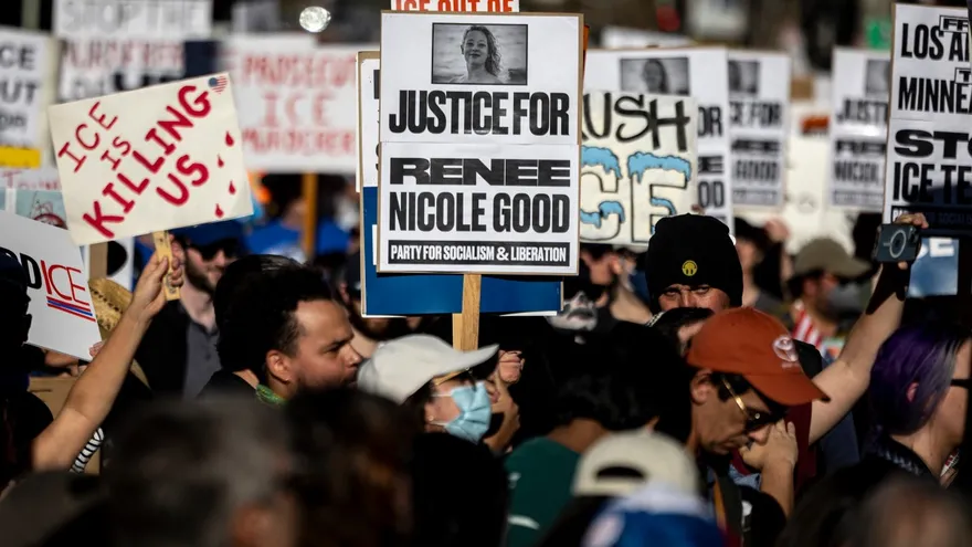 Miles protestan en EEUU por muerte de mujer a manos del ICE.