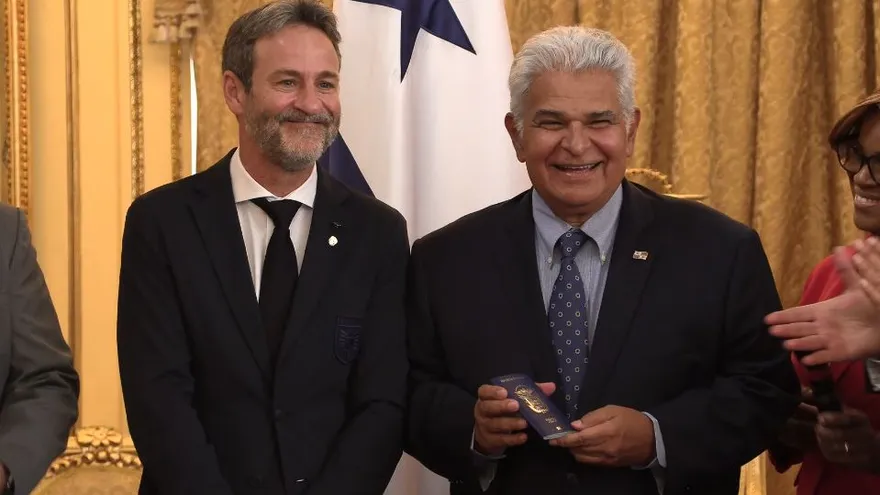 Mundial 2026: Presidente José Raúl Mulino entrega pasaporte panameño a Thomas Christiansen