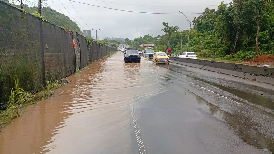 Tranque descomunal hacia el puente de Las Américas tras fuer