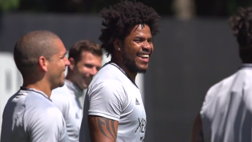 Román Torres ya sonríe en los entrenamientos de Seattle Sounders