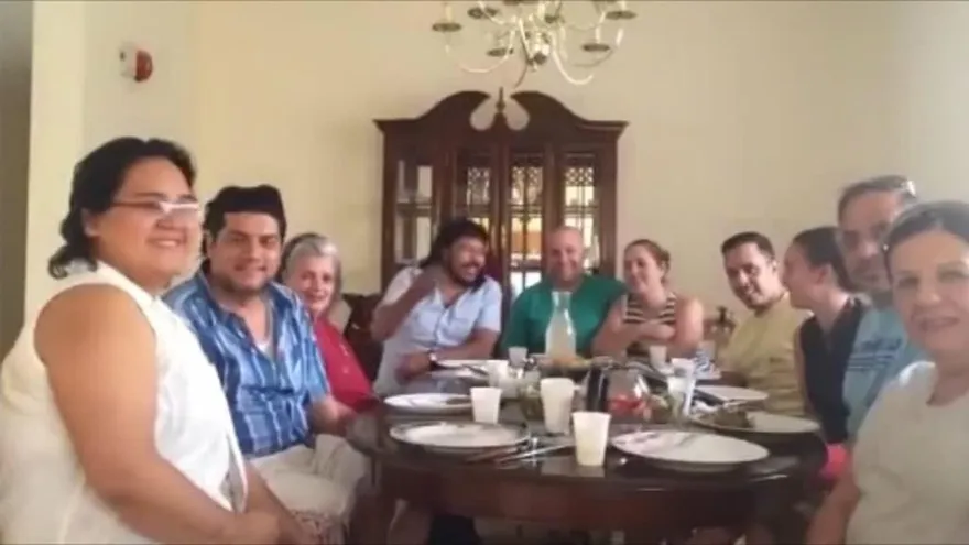 Higuita emula 20 años después la famosa jugada del 'escorpión' en una piscina