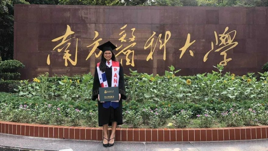 Astrid Haayen Muñoz con su diploma en mano