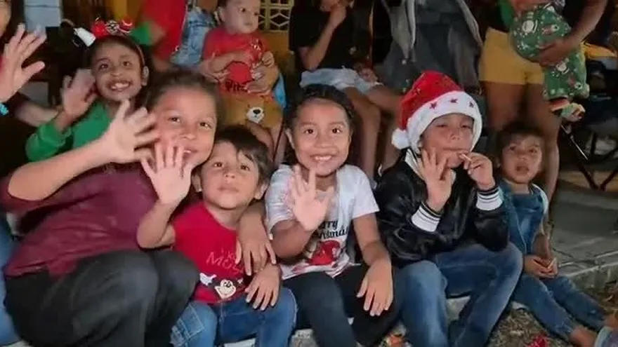 Navidad y tradición brillan en desfile de Vista Hermosa