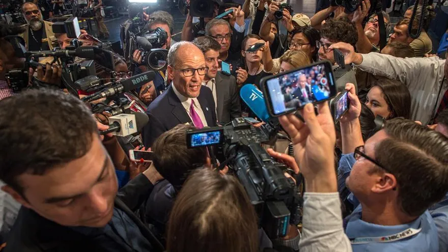 El presidente del Comité Nacional Demócrata (DNC, secretariado del partido), Tom Pérez (imagen), afirmó por su parte que "la salud y seguridad de los asistentes a la convención" es "su máxima prioridad"