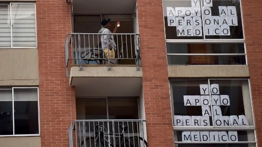 Personas confinadas en sus apartamentos en Bogotá, capital de Colombia