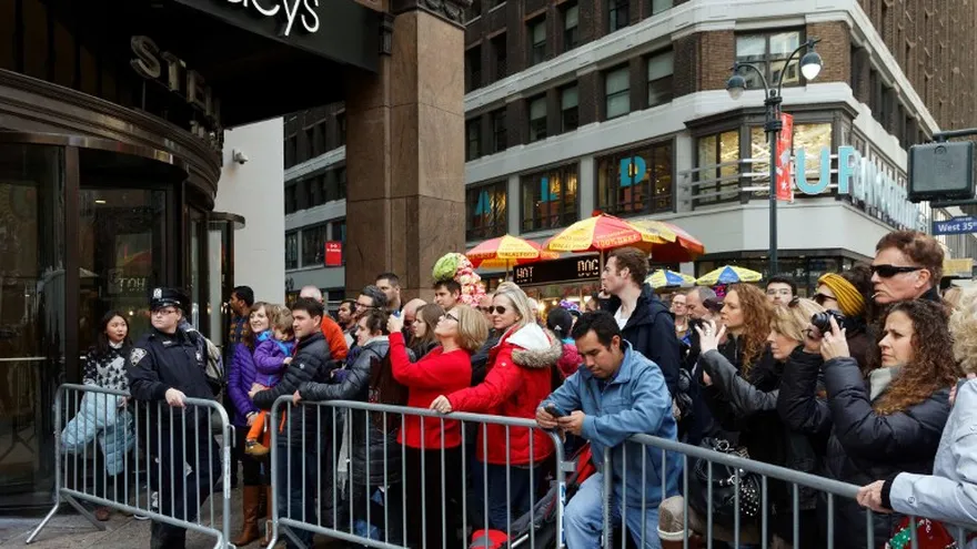 Compradores esperan impacientemente la apertura de tiendas famosas en Estados Unidos para aprovechar las ofertas de Black Friday.