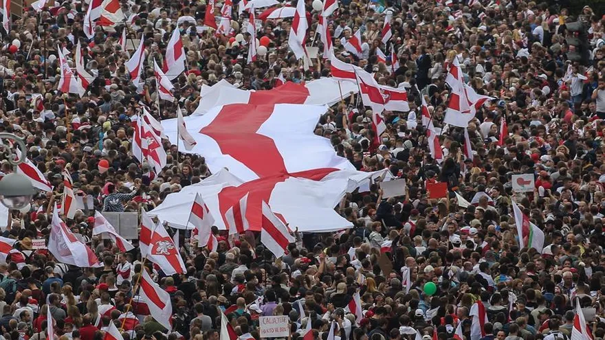 Dos miembros de la directiva del comité coordinador para el traspaso pacífico del poder en Bielorrusia fueron detenidos esta mañana en Minsk, informó la cadena de televisión Belsat