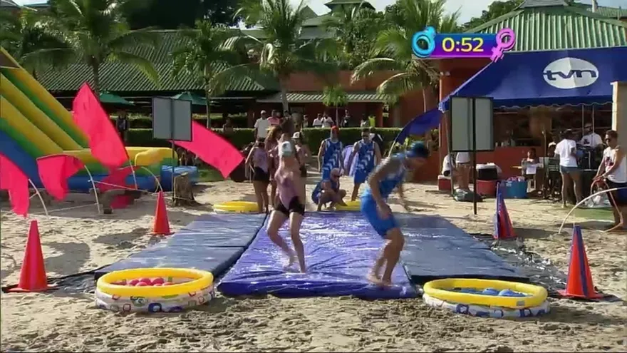¡Las Curvas y los Machos se divirtieron jugando con el Globo Resbaloso!