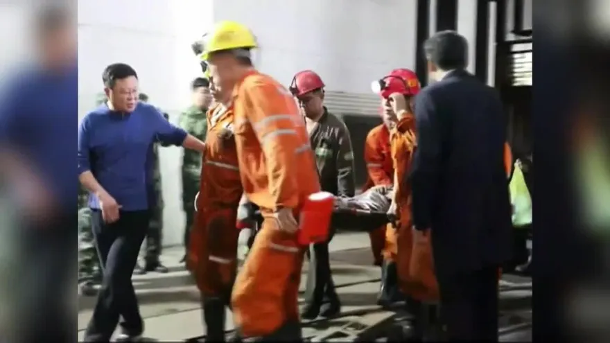 Aumentan a 3 los mineros muertos en siniestro en China y 18 siguen atrapados