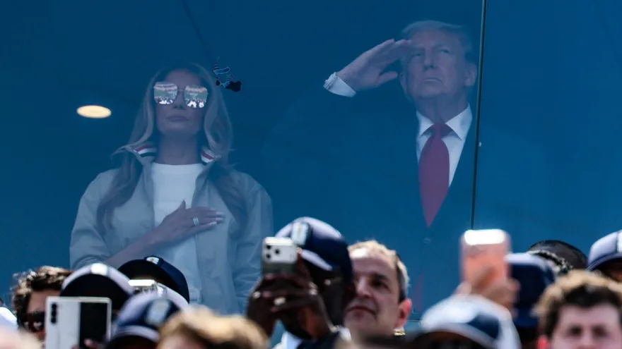 Donald Trump (i) hace el saludo militar durante la entonación de los himnos nacionales en la final del Mundial 2026