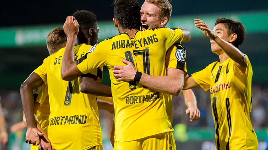Jugadores del Borussia Dortmund celebran su victoria ante el Tréveris