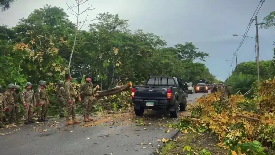 Miembros del Senafront y la Policía Nacional ayudaron a despejar la vía en un sector de Darién