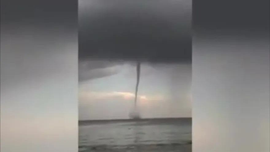 Tromba marina causa pánico en Mayabeque, Cuba