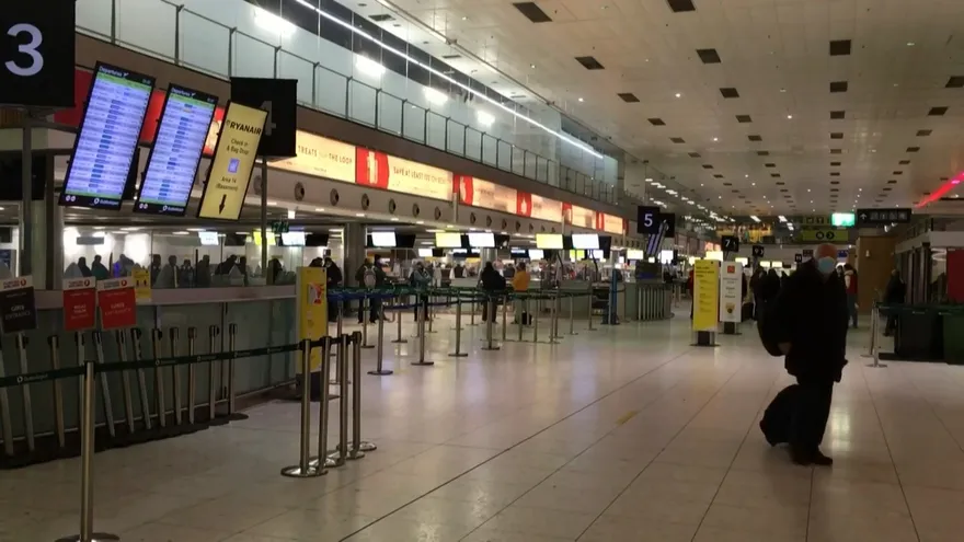 Reino Unido, aislado del mundo por mutación "incontrolada" del coronavirus