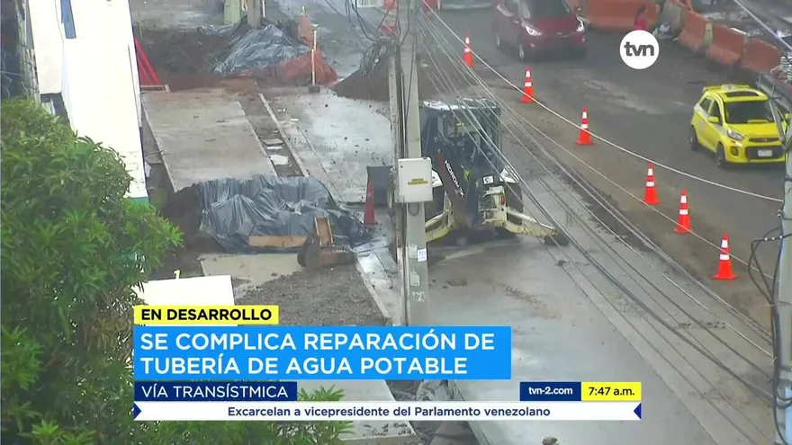 Comienzan a reparar daño de tubería en vía Transístmica