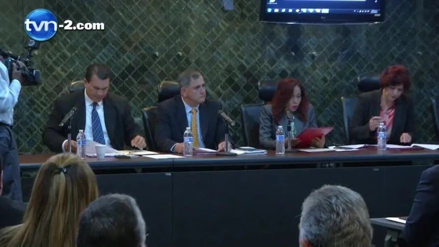 Aprueban en primer debate ley que elimina las propinas sugeridas en los restaurantes