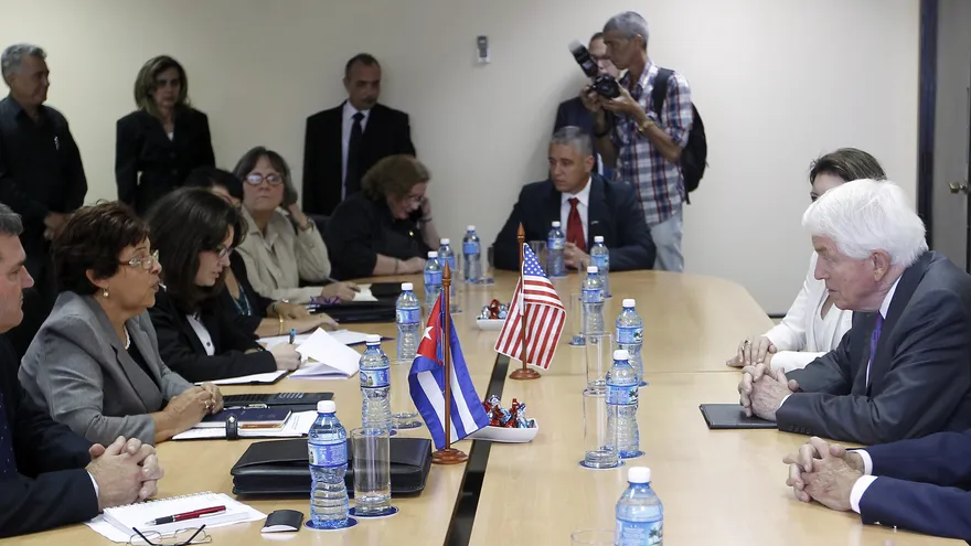 El presidente de la Cámara de Comercio de Estados Unidos, Thomas Donohue (d), participa en una reunión con la ministra de Finanzas y Precios Lina Pedraza (i) hoy, viernes 13 de enero del 2017, en La Habana (Cuba).