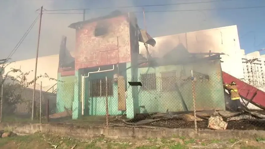 Bomberos extinguen fuego de una residencia en Parque Lefevre