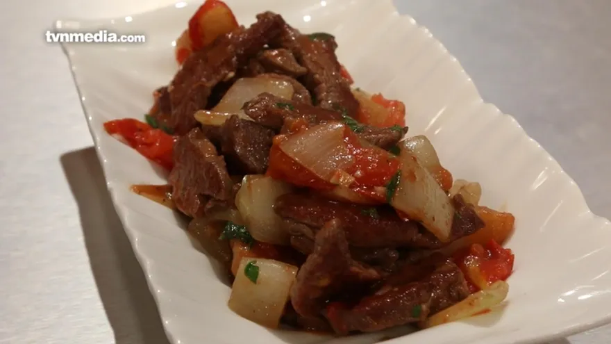 Filete de res salteado con papas fritas