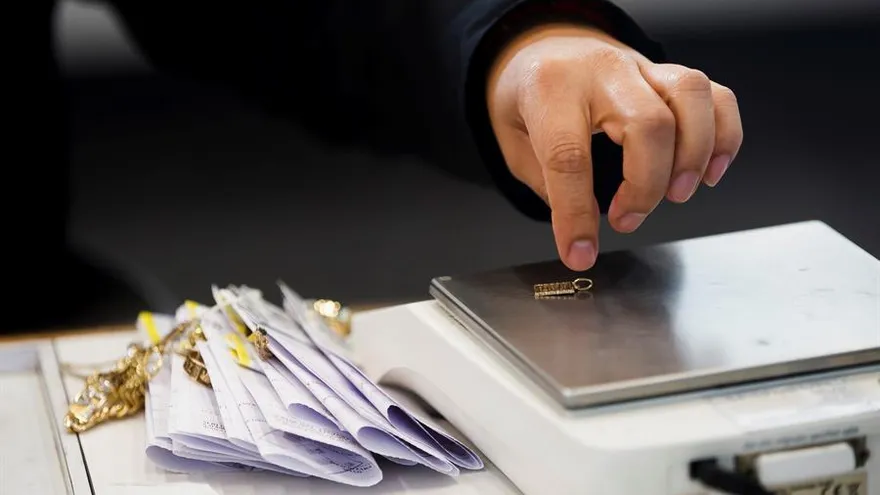 Unas personas empeñan algunas de sus posesiones en el Nacional Monte de Piedad de la Ciudad de México, el jueves 7 de enero de 2021.