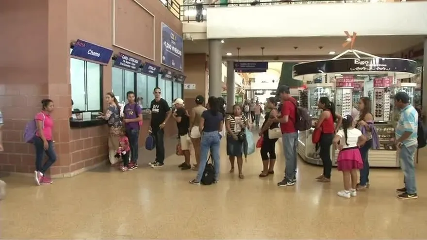 Decenas de personas hacen cola en Albrook para viajar al interior
