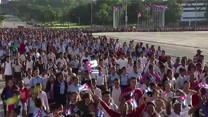 Masiva marcha cierra aniversario de muerte de Fidel Castro