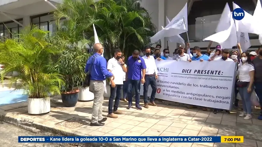 Colaboradores del gobierno exigen su bono de fin de año