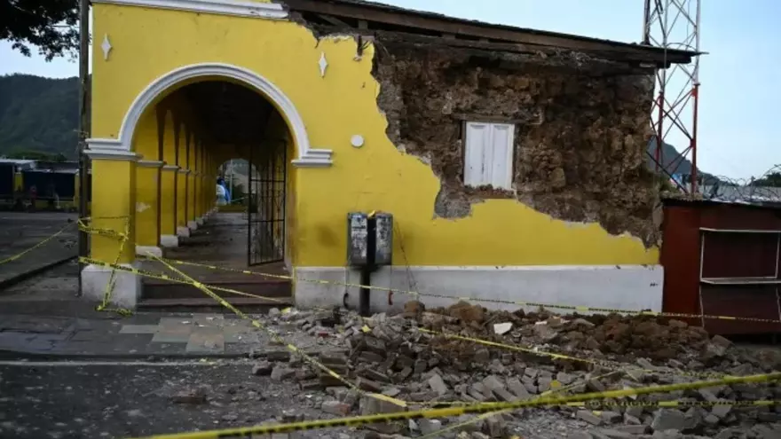 Un muro se derrumbó tras una serie de terremotos que sacudieron la zona de Palin, Guatemala, el 9 de julio de 2025.