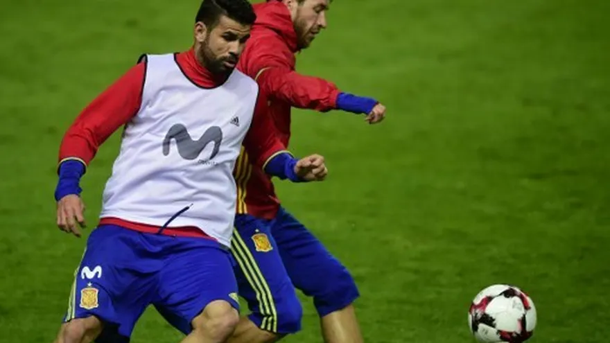 Diego Costa (i) es duda para Francia tras sufrir un golpe en el entrenamiento.