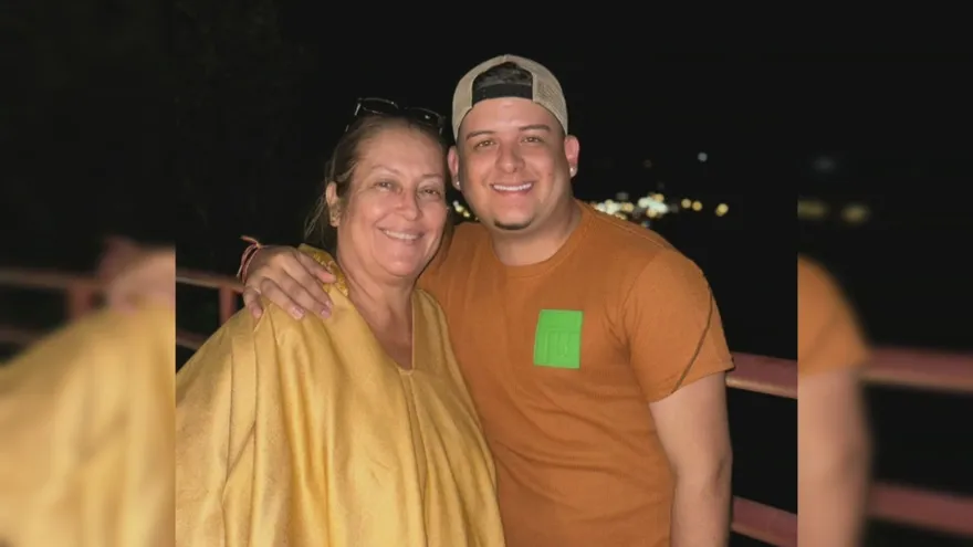 Esteban De León junto a su madre.