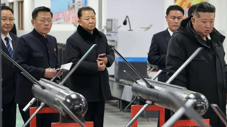 Esta fotografía, tomada el 3 de enero de 2026 y publicada por la Agencia Central de Noticias de Corea del Norte (KCNA) a través de KNS el 4 de enero de 2026, muestra al líder norcoreano Kim Jong Un visitando una fábrica dedicada a la fabricación de armas tácticas guiadas, en un lugar no revelado en Corea del Norte.