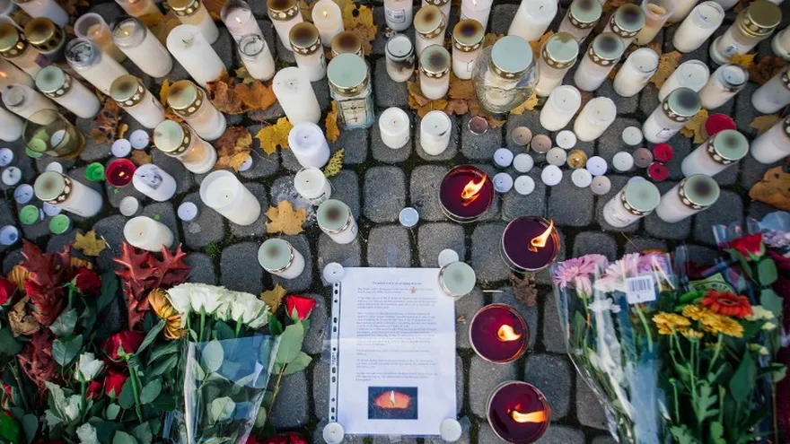 Un hombre enmascarado armado con una espada mató a dos persoanas el 23 de octubre, este fue identificado como Anton Lundin