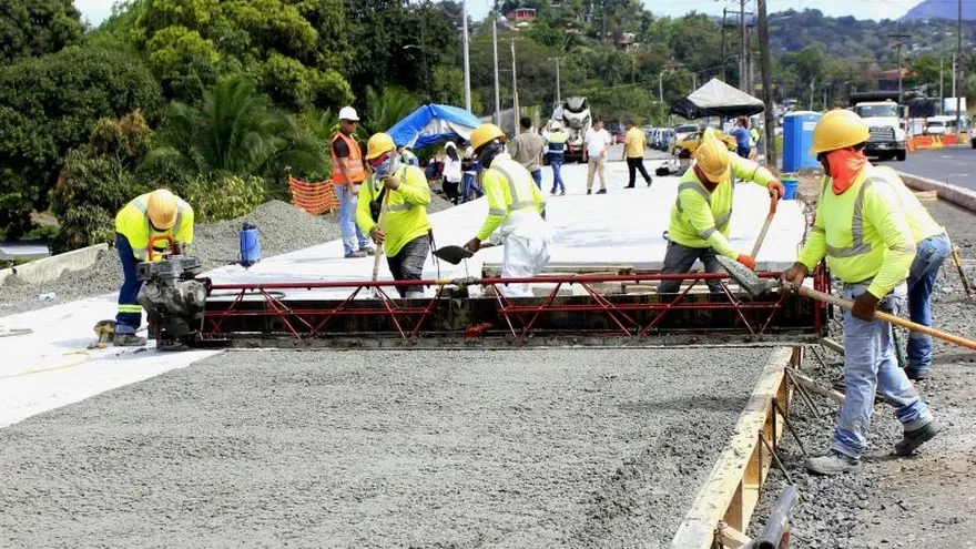 Trabajos en la ampliación de la vía Transístmica.