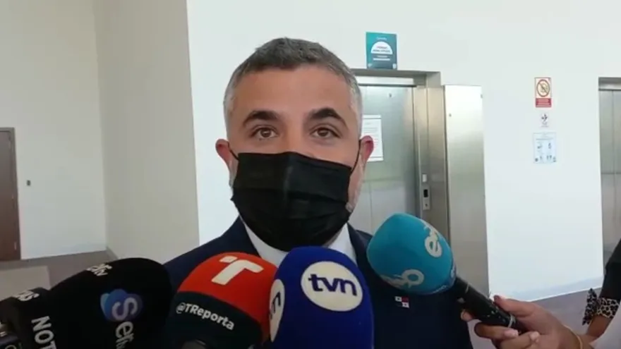 Ministro Sabonge habla de proyectos, huecos en las calles y otros temas