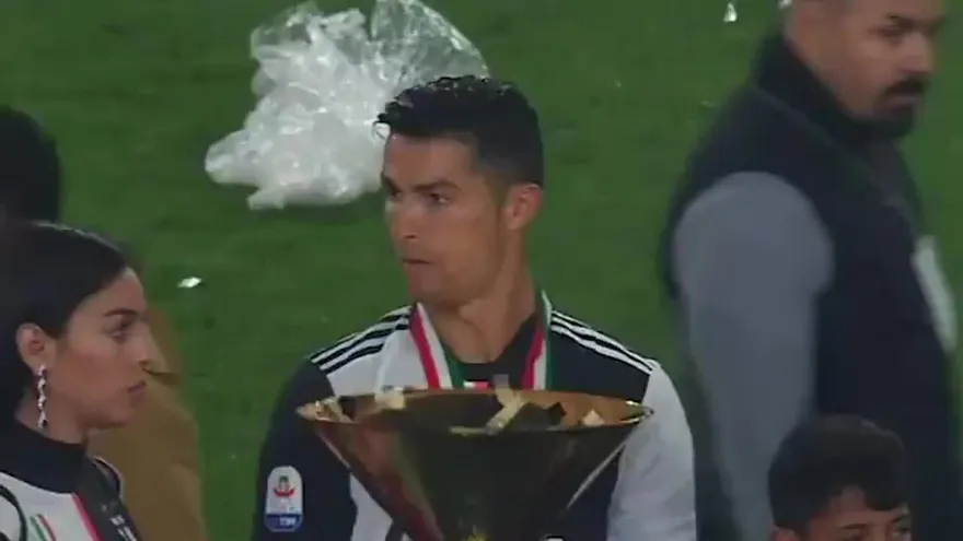 Cristiano Ronaldo  le da a su hijo un primer trago de la Copa