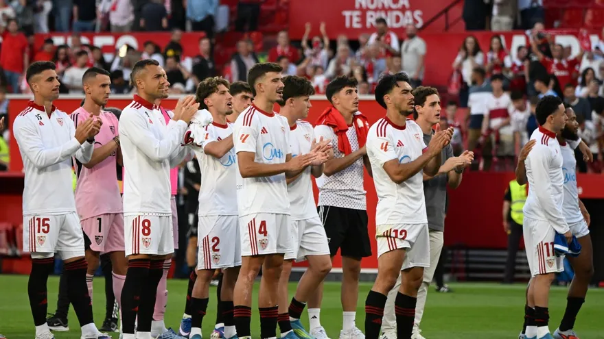 Jugadores del Sevilla aplauden ante los fanáticos