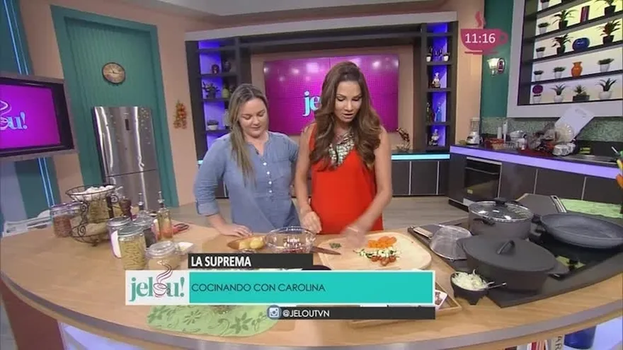 Carolina está a mitad de su plato que está preparando