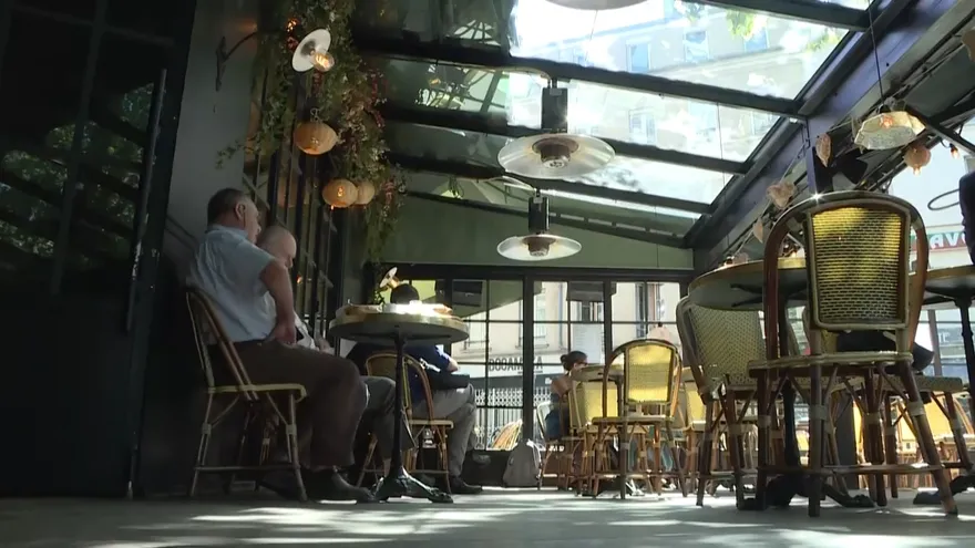 "¡Esto es París!" Los franceses regresan al fin a sus amados cafés