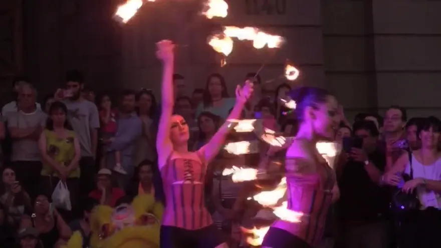 Inicia el Festival Santiago a Mil con recorridos coloridos en la capital chilena