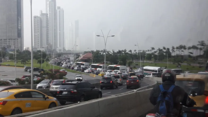 Tráfico a la entrada de la Cinta Costera.