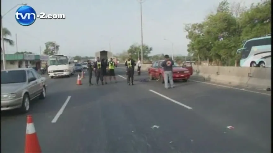 Menor muere al ser atropellado con su madre en autopista