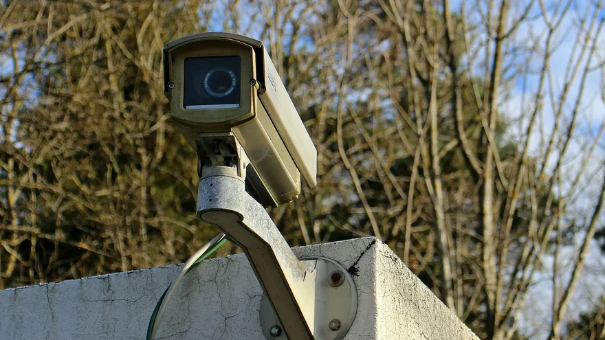 El artículo 204 del Decreto 640, que regula el tránsito, permite sancionar a los conductores a través de cámaras de videovigilancia que capturan infracciones.