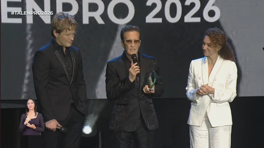 Emanuel en medio del homenaje en Talenpro 2026