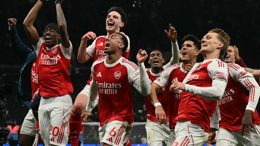 Jugadores del Arsenal celebran triunfo sobre Tottenham