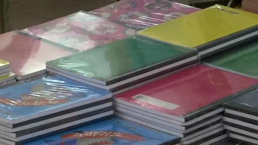 Padres de familia se preparan para el año escolar