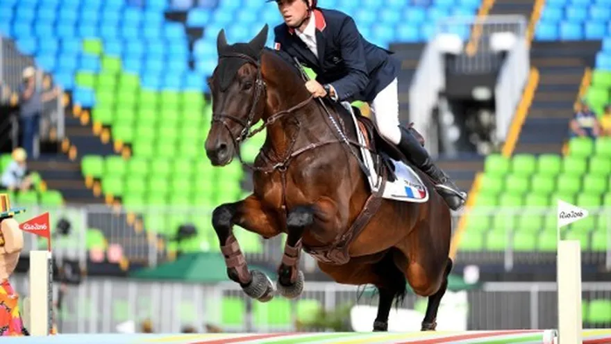 Mathieu Lemoine de Francia sobre Bart L compite durante la prueba completa de saltos Individual ecuestre durante los Juegos Olímpicos de Río 2016 en el Centro Ecuestre Olímpico en Río .