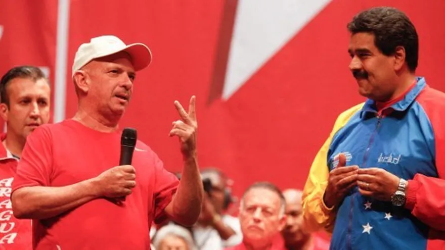 El exjefe de inteligencia venezolano Hugo "el Pollo" Carvajal junto a Nicolás Maduro