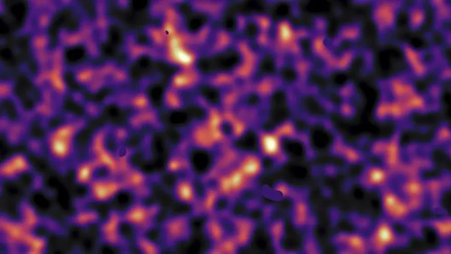 Imagen facilitada por Kilo-Degree Survey Collaboration/H. Hildebrandt & B. Giblin/ESO que muestra un mapa de materia oscura de una región del sondeo KiDS (Kilo Degree Survey), captadas con el telescopio de rastreo (VST) instalado en el Observatorio Paranal en Chile.