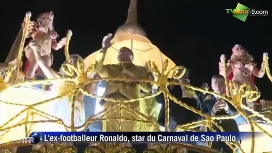 Ronaldo y familia reciben homenaje en Carnaval de Sao Paulo